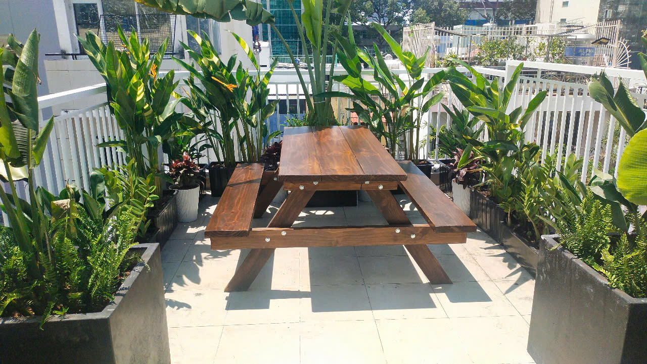 Bộ Bàn Gỗ Thông Băng Liền Chữ A 1m8 – Tối Ưu Chỗ Ngồi Cho Quán Nhậu Đông Khách
