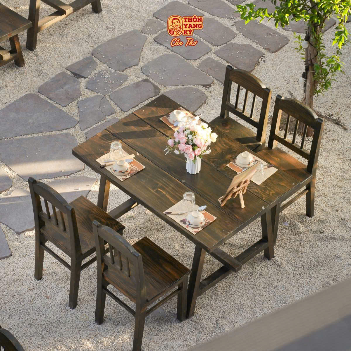 Bộ Bàn Gỗ Thông 1m4 Kèm 4 Ghế Tựa G9 – Phù Hợp Quán Nhậu Bình Dân