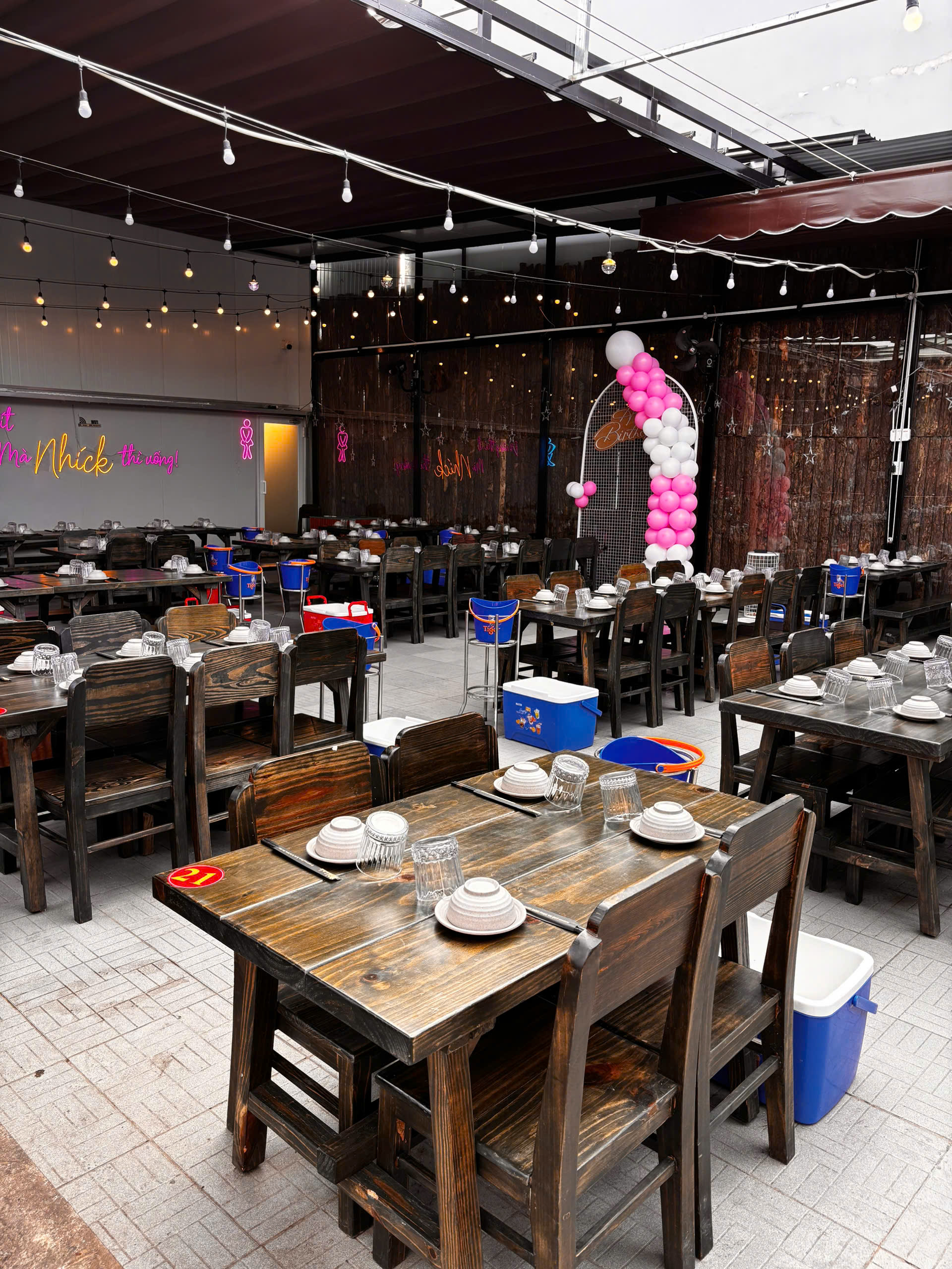 Bộ Bàn Gỗ Thông 1m4 Kèm 4 Ghế Tựa G8 – Phù Hợp Nhà Hàng, Quán Ăn